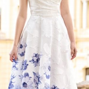 Vestido blanco asimétrico con flores azules en el bajo
