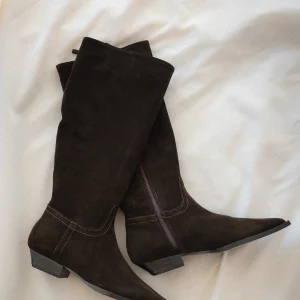BOTA MARA ANTE MARRÓN CHOCOLATE TACÓN 2CM